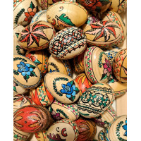 Ou de Paște din lemn încondeiat cu ceară diverse motive florale
